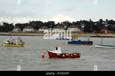 Barche a motore sul fiume Deben, Suffolk Foto Stock