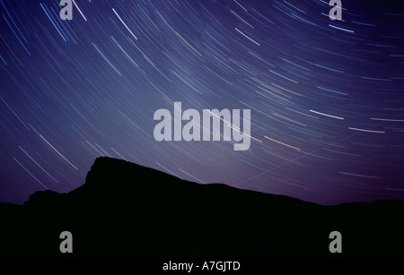 Tracce stellari nel cielo notturno su Zabriski Point; Death Valley, California Foto Stock