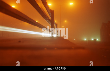 Traffico che viaggia attraverso una fitta nebbia sulla A34 di notte perrybarr Birmingham Regno Unito Foto Stock