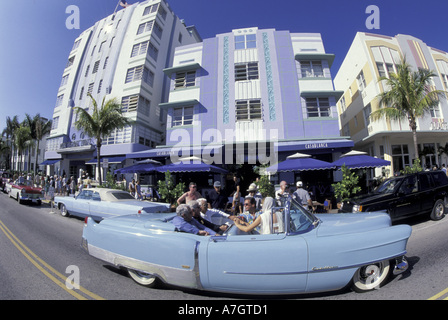 NA, STATI UNITI D'AMERICA, Florida, Miami South Beach. Ocean Drive con blu classico Cadillac cabrio Foto Stock