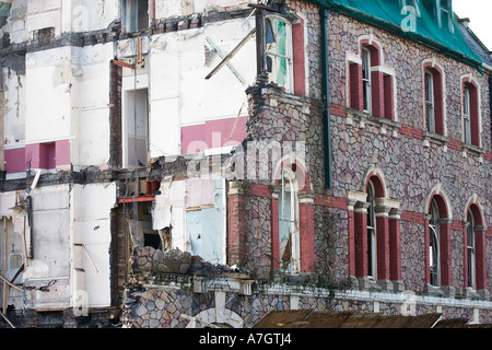 Demolizione del bruciato a guscio del Central Hotel West Canal Wharf Cardiff Foto Stock