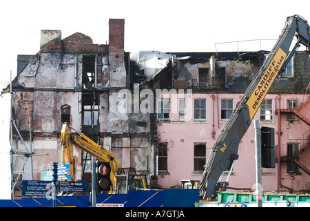 Demolizione del bruciato a guscio del Central Hotel West Canal Wharf Cardiff Foto Stock