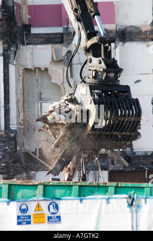 Demolizione del bruciato a guscio del Central Hotel West Canal Wharf Cardiff Foto Stock