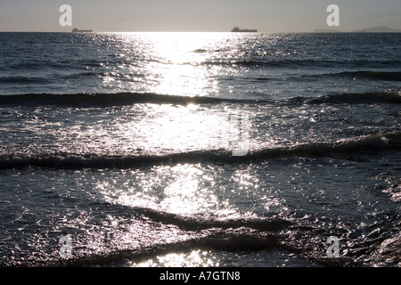 Le petroliere in St sposa Bay off Broadhaven Dyfed Regno Unito come la marea arriva in poco prima del tramonto Foto Stock