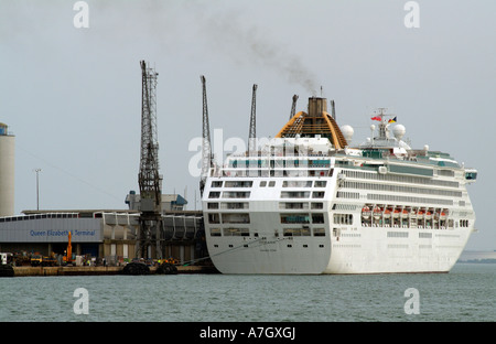 Oceana nave da crociera a fianco della regina Elisabetta II Terminal del Porto di Southampton England Regno Unito Southampton acqua Foto Stock