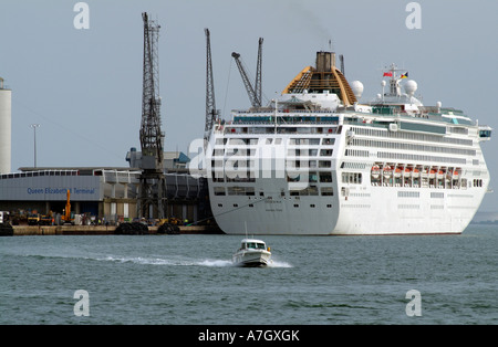 Oceana nave da crociera a fianco della regina Elisabetta II Terminal del Porto di Southampton England Regno Unito Southampton acqua Foto Stock