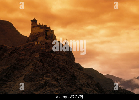 Yumbu Lakang Palace, il primo palazzo, monastero Buddista, vicino alla città di Tsedang, Yarlung Valley, regione autonoma del Tibet, Tibet, Cina e Asia Foto Stock