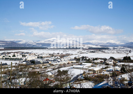 Vista di Snowdonia da Harlech Castle nella neve, il Galles del Nord, Regno Unito Foto Stock