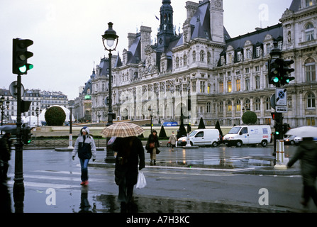 Parigi, Hotel de Ville in pioggia all'alba Foto Stock