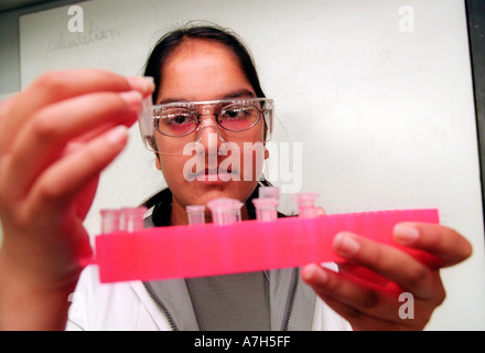 Gli alunni delle scuola secondarie studiare i campioni di DNA nella scuola esperimento. Foto Stock