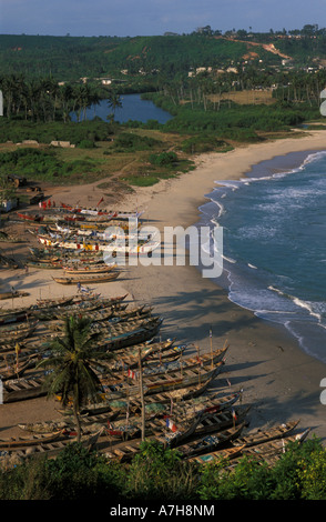 Vista da Fort Amsterdam delle piroghe sdraiato sulla spiaggia, Abanze, Ghana Foto Stock