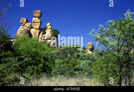 Rocce di bilanciamento e cupole in granito o inselburgs nel Matobo Parco Nazionale dello Zimbabwe Africa Foto Stock