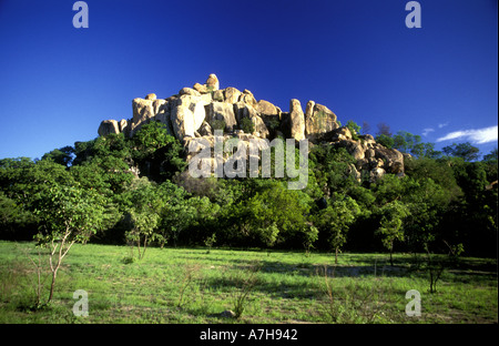 Rocce di bilanciamento e cupole in granito o inselburgs nel Matobo Parco Nazionale dello Zimbabwe Africa Foto Stock