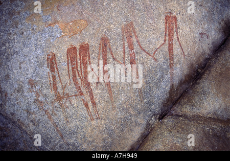 I Boscimani o San dipinti nella grotta Inange Matobo Parco Nazionale dello Zimbabwe Africa Foto Stock