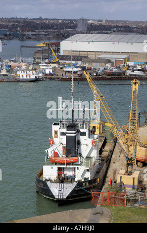 Lo scarico di una nave nel fiume Itchen e Southampton Harbour Foto Stock