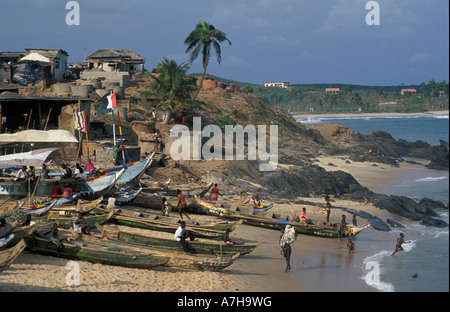 La pesca piroghe sdraiato sulla spiaggia nel villaggio Biriwa, Ghana Foto Stock