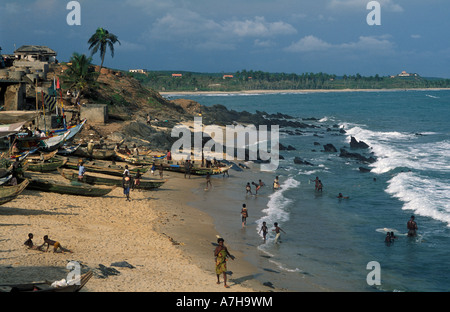 La pesca piroghe sdraiato sulla spiaggia nel villaggio Biriwa, Ghana Foto Stock