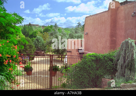 Parete di Adobe e il cancello di ferro in Santa Fe New Mexico Foto Stock