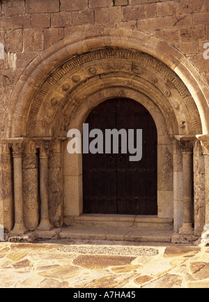 Portale scolpito per la chiesa romanica presso il villaggio di Llo nei Pirenei orientali, Francia Foto Stock