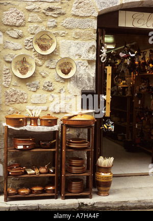 Negozio di ceramiche a Villefranche de Conflent nei Pirenei orientali Francia Foto Stock