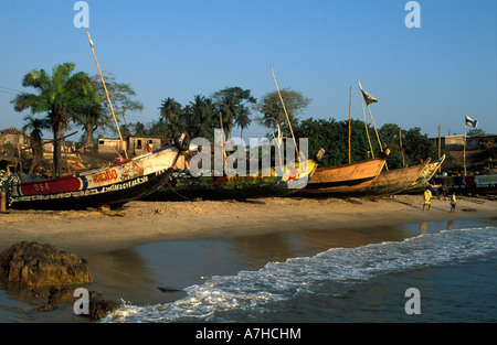 La pesca piroghe sdraiato sulla spiaggia, Senya Beraku, Ghana Foto Stock