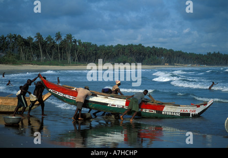 I pescatori la laminazione di una piroga in mare, Senya Beraku, Ghana Foto Stock