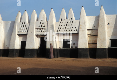 Wa Na il palazzo costruito nello stile degli antichi fango e stick moschee della regione, Wa, Ghana Foto Stock