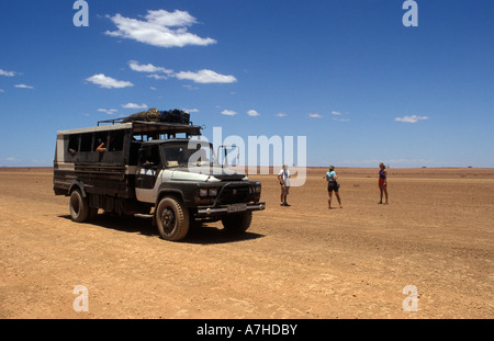 Carrello turistico attraversando il deserto Chalbi, Kenya Foto Stock