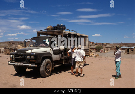 Carrello turistico attraversando il deserto Chalbi, Kenya Foto Stock