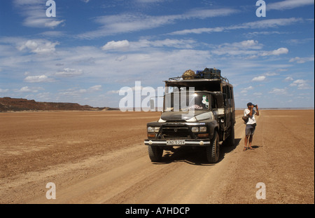 Carrello turistico attraversando il deserto Chalbi, Kenya Foto Stock