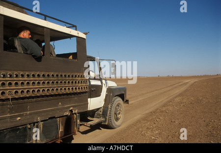 Carrello turistico attraversando il deserto Chalbi, Kenya Foto Stock