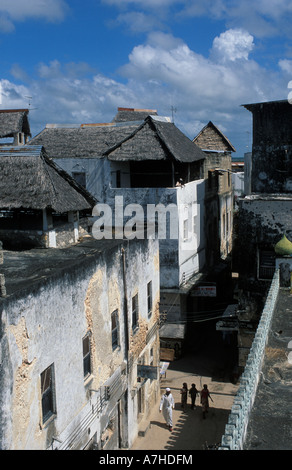 Vista sul tetto di Harambee avenue, la strada principale di Lamu town, Lamu, Kenya Foto Stock