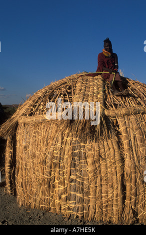 Turkana donna costruire una capanna in Loiyangalani, sulla riva del lago Turkana in Kenya Foto Stock