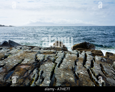 Vista da Elgol verso l'isola di Rum Elgol ha insolite formazioni di roccia Strathaird Skye Scozia Scotland Foto Stock