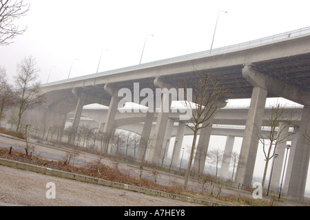 Rochester bridge portante l autostrada M2 oltre il fiume Medway nel Kent in caso di neve Foto Stock