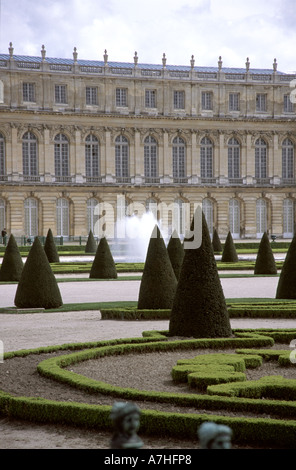 Chateau de Versaille palace house e topiaria da giardino Foto Stock