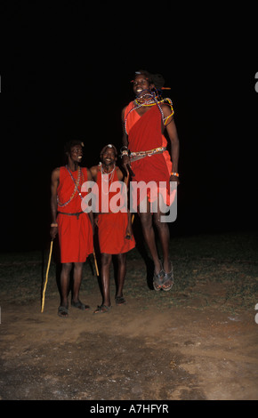 Guerrieri Maasai dancing, il Masai Mara riserva nazionale, Kenya Foto Stock