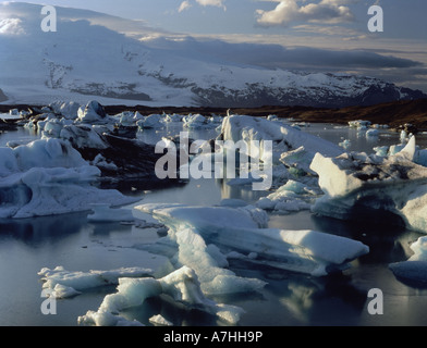 Ice floes parto dal ghiacciaio Vatnajokull sotto la luce del sole di mezzanotte laguna di Jokulsarlon per preservare l'Islanda Foto Stock