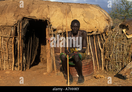 Samburu uomo nella parte anteriore della sua fattoria vicino a Samburu riserva nazionale, Kenya Foto Stock