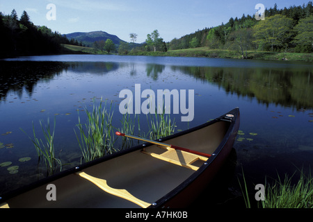 America del Nord, noi, me la canoa. Poco lungo stagno. Parkman Mtn. Molla. (MR) Foto Stock