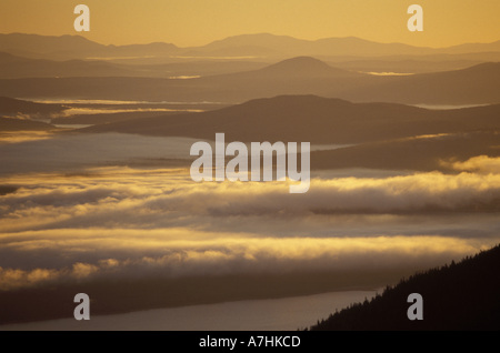 America del Nord, noi, ME Appalachian Trail. Foresta settentrionale. Nuvole riempire le valli ad est di Bigelow Mtn. Foto Stock