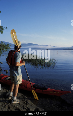 America del Nord, noi, me un kayaker sulla riva del lago di Webb in Mt. Stato blu Park. Foresta settentrionale. Foto Stock