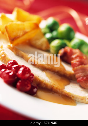 Close up di un tacchino di Natale la cena con i germogli di bacon e patate arrosto cibo editoriale Foto Stock