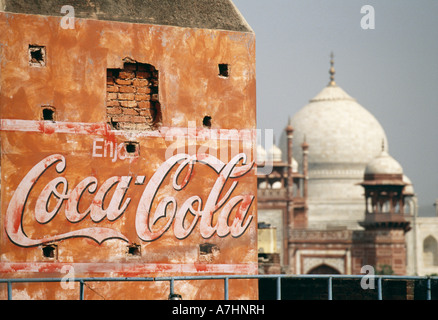 Una Coca Cola cartellone su un vecchio e consumato edificio con il Taj Mahal Foto Stock
