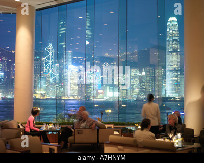 La vista dalla lobby lounge dell'Hotel Intercontinental in TST la vista si affaccia sull isola di Hong Kong skyline Foto Stock