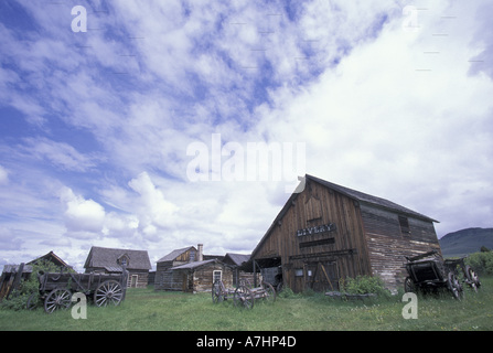 NA, STATI UNITI D'AMERICA, Montana, Nevada città vecchia livrea, carri trainati da cavalli e case di tronchi in città fantasma Foto Stock