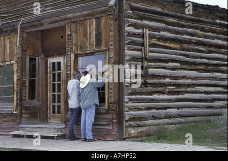 NA, STATI UNITI D'AMERICA, Montana, Bannack di mezza età giovane coetanei nella finestra a mining città fantasma a Bannack parco statale (MR) Foto Stock