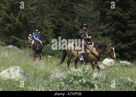 NA, STATI UNITI D'AMERICA, Montana, Boulder River cavalieri sul sentiero a Boulder River Ranch (MR) Foto Stock