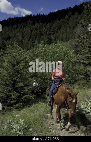 NA, STATI UNITI D'AMERICA, Montana, Boulder River cavalieri sul sentiero a Boulder River Ranch (MR) Foto Stock