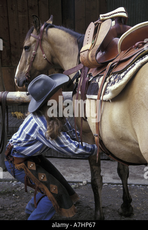 NA, STATI UNITI D'AMERICA, Montana, Boulder River donna wrangler selle cavallo a Boulder River Ranch (MR) Foto Stock